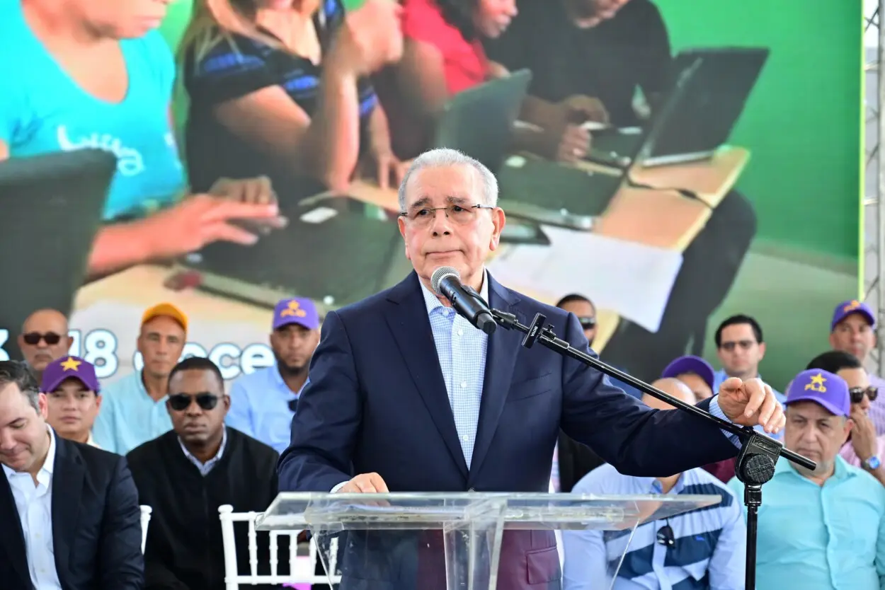 Danilo: «Es criminal dejar 11 mil aulas sin terminar y desmontar Tanda Extendida»