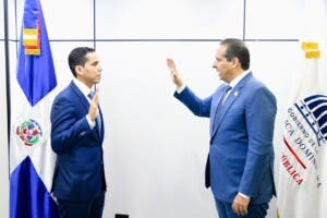 Víctor Atallah juramenta a Edward Guzmán como nuevo director SeNaSa