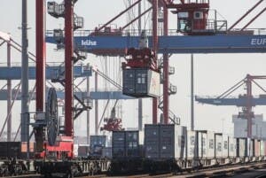 Unión Europea y Estados Unidos pactan términos de acuerdo para evitar guerra arancelaria