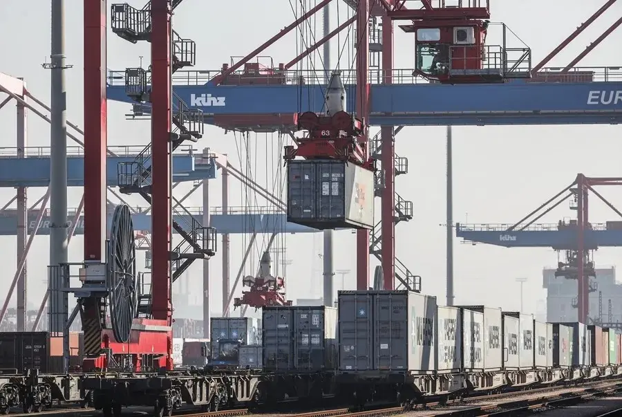Unión Europea y Estados Unidos pactan términos de acuerdo para evitar guerra arancelaria