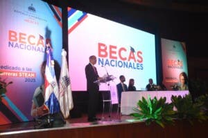 Mescyt entrega 8,000 becas nacionales con énfasis en carreras STEM; Impulsa la ciencia y la tecnología