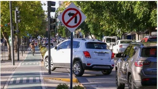 ¿Ayudará la prohibición de giros a la izquierda a mejorar el tránsito?
