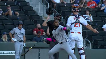 Expulsan a Victor Robles por lanzar bate al lanzador