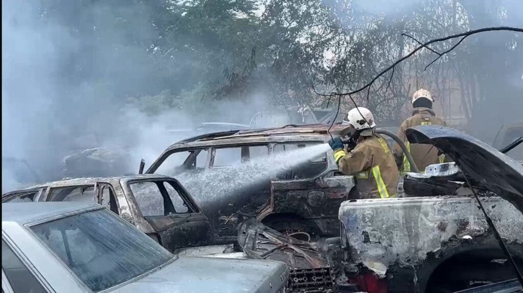 Impactante incendio en San Francisco de Macorís: más de 60 autos perdidos