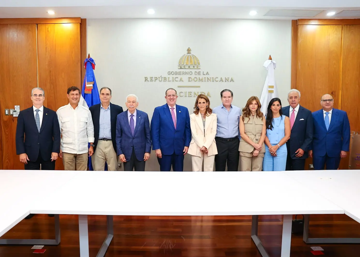 Magín Díaz refuerza lazos con empresarios para fortalecer la economía