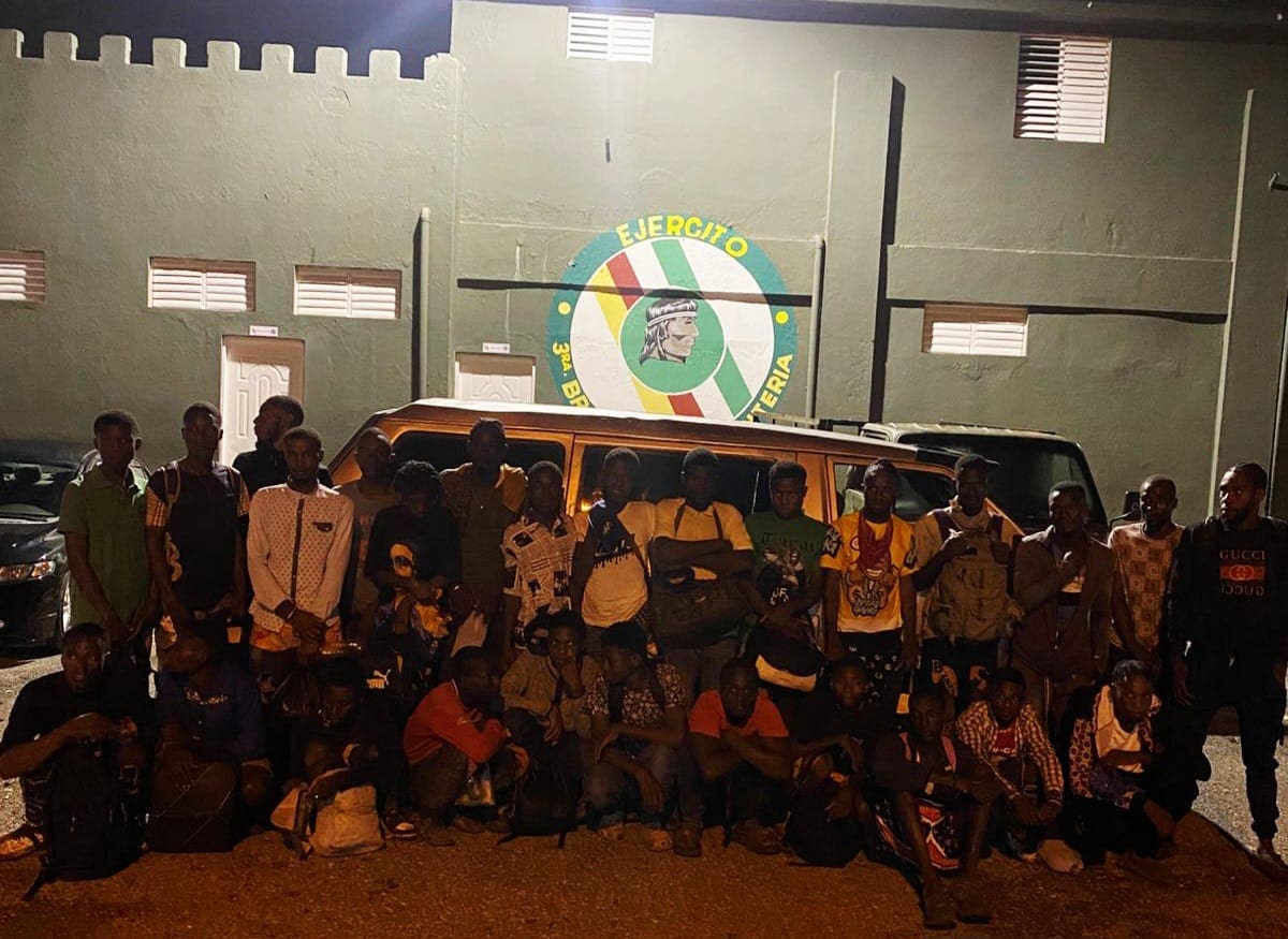Conductor abandona minibús con 27 haitianos ilegales en San Juan