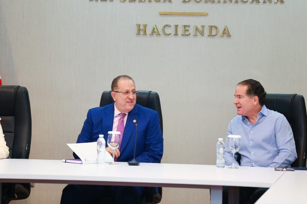 Magín Díaz refuerza lazos con empresarios para fortalecer la economía