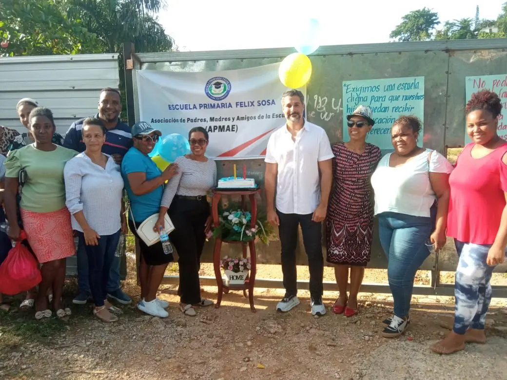 Son 6 años sin escuela: La Ceiba protesta por abandono construcción en Las Terrenas