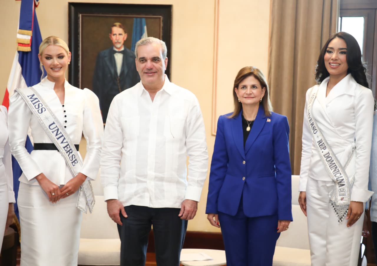 Abinader recibe a reinas de belleza en Palacio Nacional