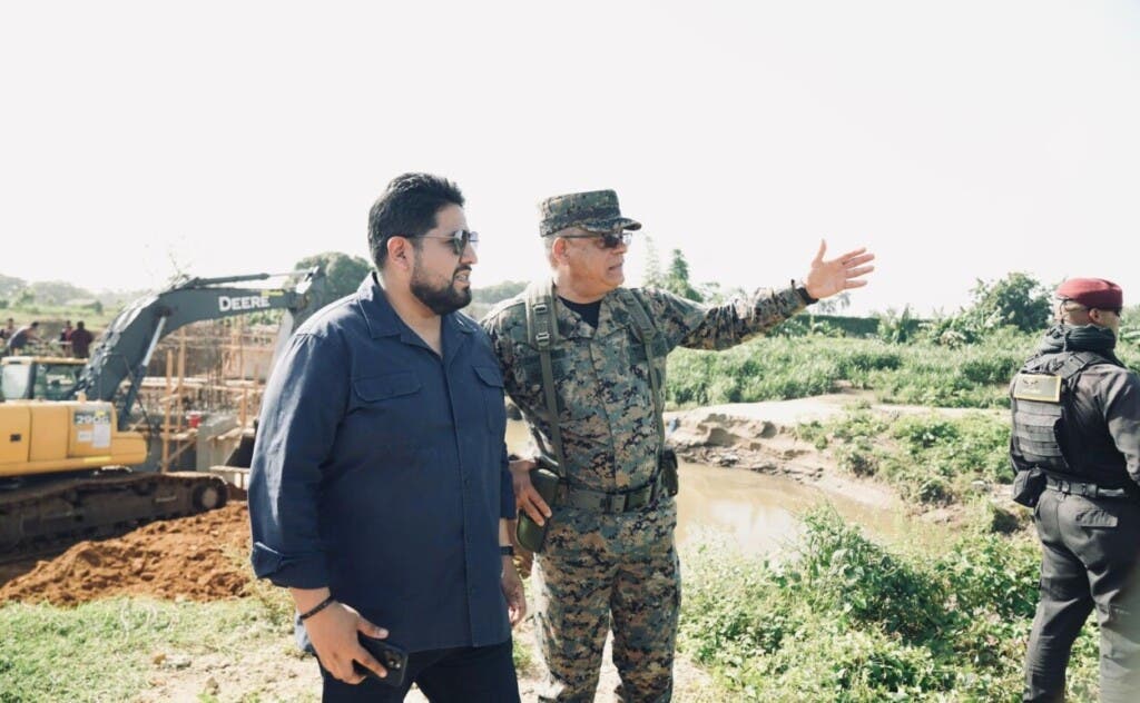 El ministro de Defensa, Carlos Antonio Fernández Onofre, acompaña al subsecretario de Defensa de EE.UU. para Asuntos del Hemisferio Occidental, Joseph M. Humire, en un recorrido estratégico por las principales dotaciones militares de la frontera, desde Manzanillo hasta Dajabón. Humire es el tercer alto funcionario de EE.UU que visita República Dominicana en menos de 39 días./Foto fuente externa