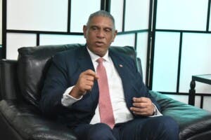 Cónsul dominicano en Nueva York insta a criollos regularizar situación migratoria