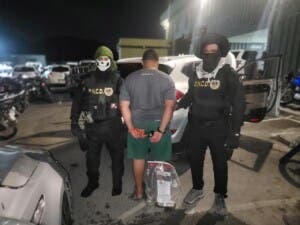 Detienen a tres por narcotráfico en Baní: 36 paquetes de cocaína