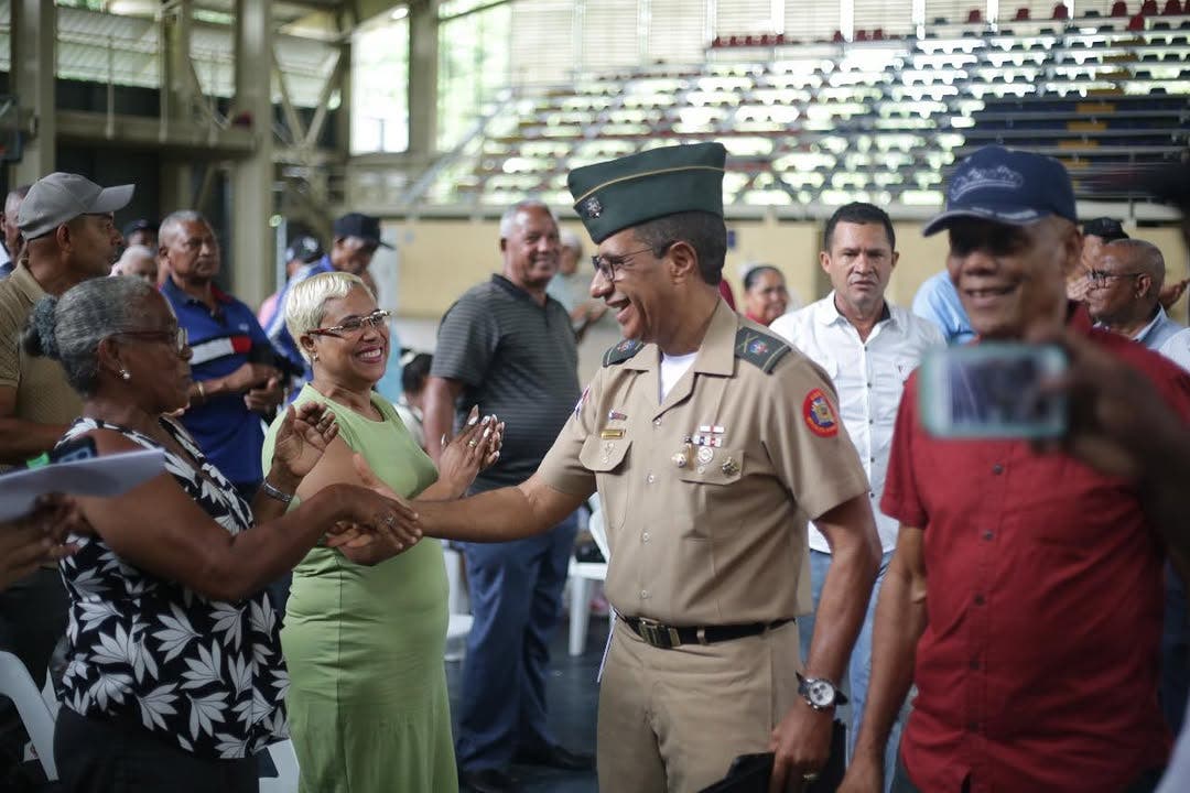 Anuncian entrega de carnets de transporte gratuito para militares retirados