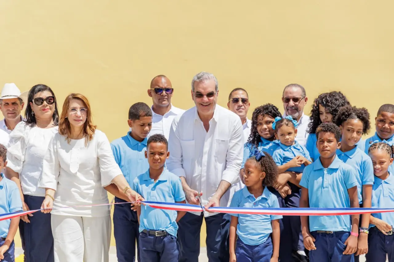El presidente Abinader entrega viviendas y escuelas en Puerto Plata