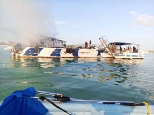 Incendio afecta embarcación Marcela-Teresa en Bávaro; Armada brinda asistencia