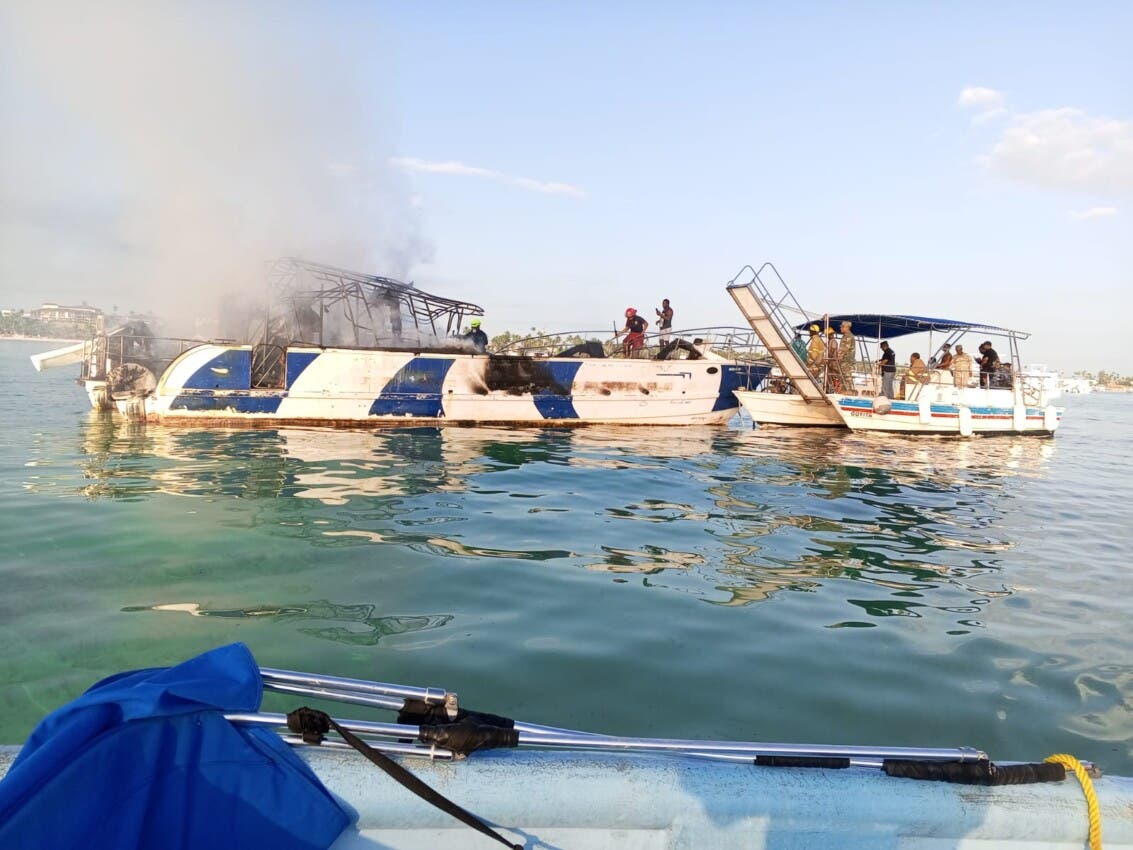 Incendio afecta embarcación Marcela-Teresa en Bávaro; Armada brinda asistencia