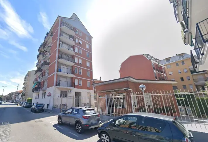 Se lanzó de un edificio, cayó sobre su vecina y la mató