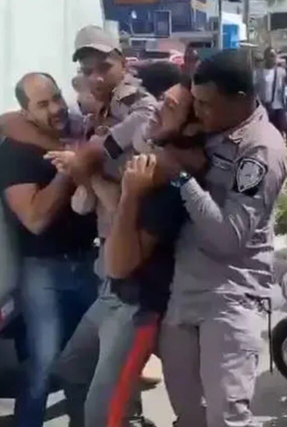 Videos peleas entre policías y civiles muestran falta protocolo y de irrespeto a la autoridad
