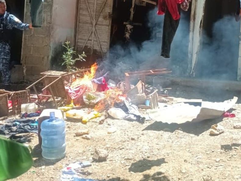 Altar desde donde el haitiano Baba realizaba actos de brujería.  A la derecha, cuando fue desmantelado por la Policía.