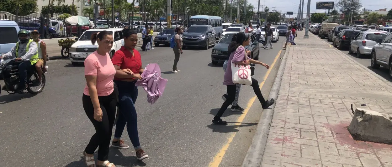 Velocidad e imprudencia de choferes y motoristas amenazan peatones SDE