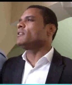 Juez defiende permisibilidad laboral para exembajador condenado por delitos sexuales