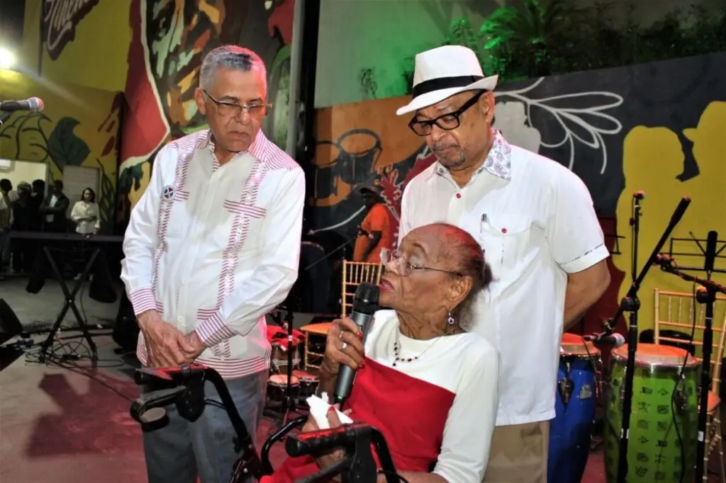 Chencha, en la inauguración de Chencha Espacio Abierto, junto al exalcalde de SDE, Manuel Jiménez y Chino Méndez, coordinador del lugar.