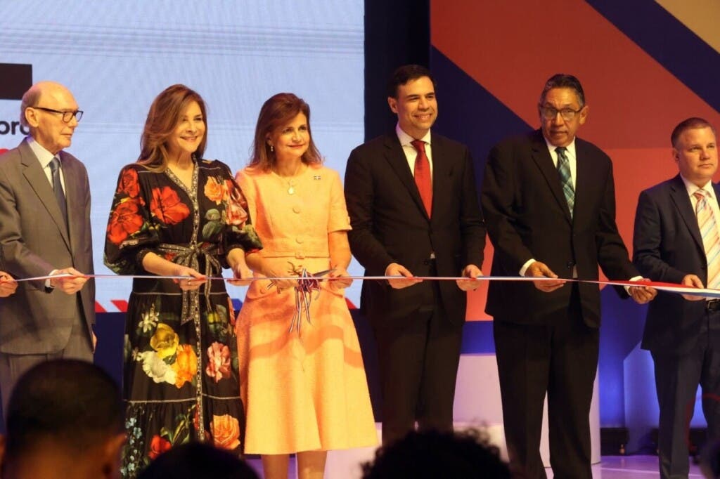 El historiador Frank Moya Pons, a quien está dedidcada la feria; Carolina Mejía, alcaldesa del Distrito Nacional; Raquel Peña, vicepresidenta de la República; Roberto Ángel Salcedo, ministro de Cultura; Aquiles Julián, director general del Libro y la Lectura y Joan Ferrer, director de Ferias del Libro, cortan la cinta que dejó inaugurada la FILSD 2025. Duany Núñez