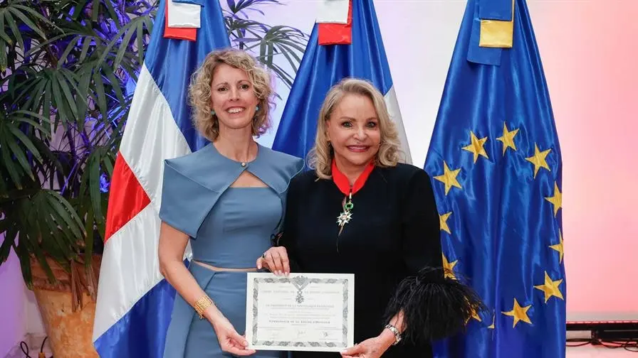 Francia condecora a Rosa de Grullón