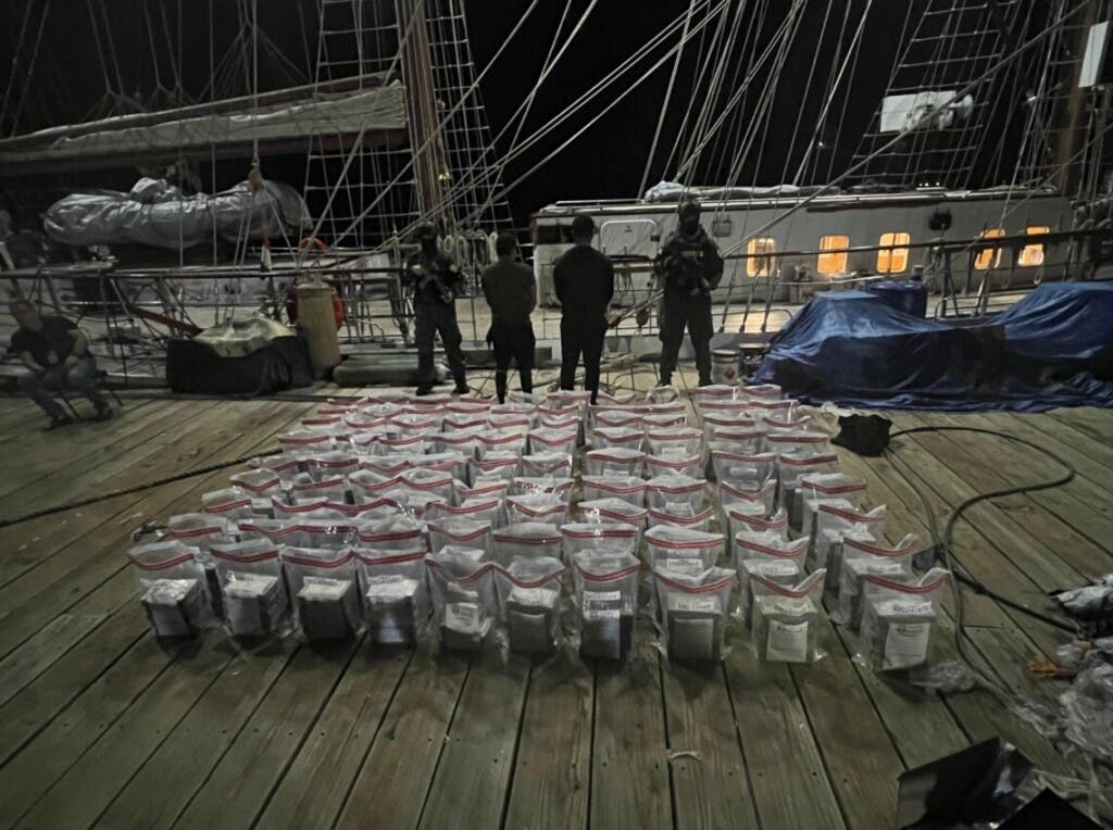 Cargamento de cocaína decomisado esta madrugada por agentes de la DNCD y efectivos de la Armada Dominicana y de la Fuerza Aérea, bajo la coordinación del MP. fuente externa
