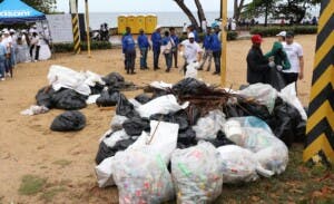 Empleados y voluntarios se suman a limpieza de calles y playas en el malecón capitalino