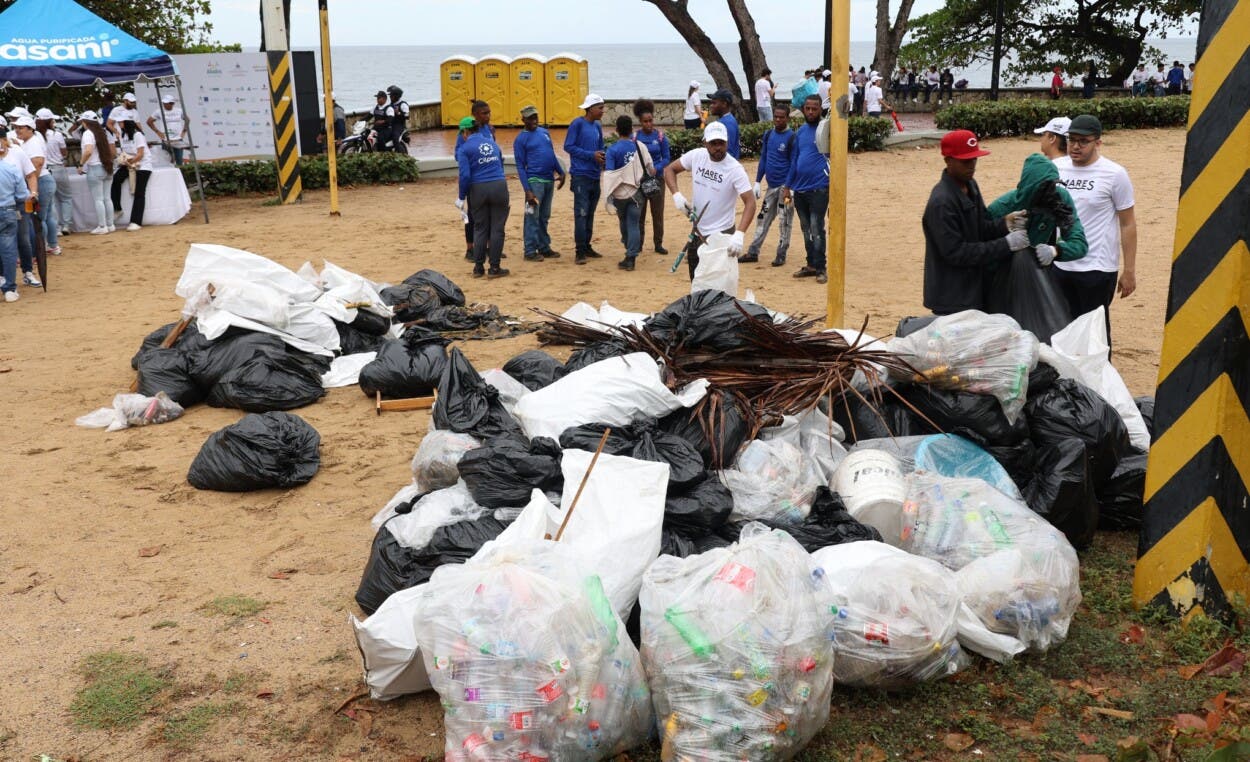 Empleados y voluntarios se suman a limpieza de calles y playas en el malecón capitalino