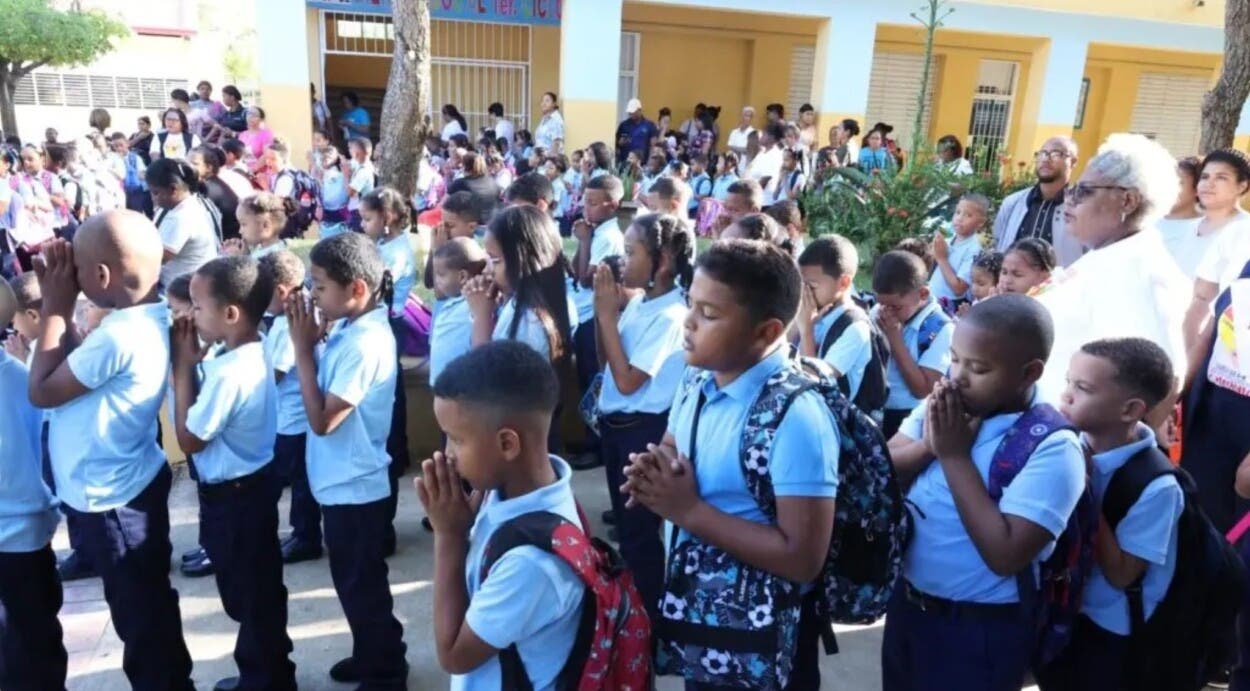 Uniformes llegan a 900 de 6,000 escuelas