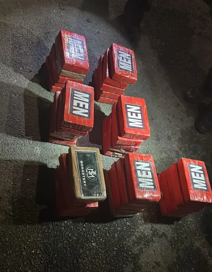 Detienen a tres por narcotráfico en Baní: 36 paquetes de cocaína