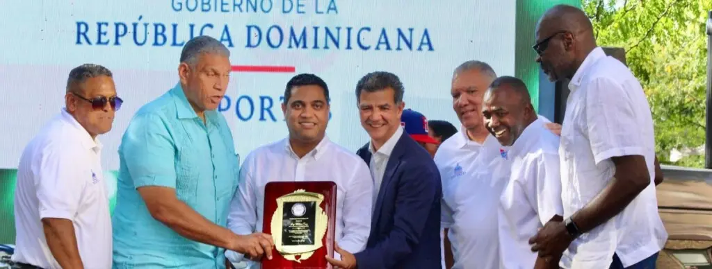 El ministro de Deportes, Kelvin Cruz, recibe reconocimiento del consul en NY, Jesús -Chu- Vásquez e Ydanis Rodríguez, comisionado de transporte en NY. También figuran desde la izquierda, Roberto Rojas, Pedro Pablo Pérez, Evaristo Madrigal y José “El Grillo” Vargas.