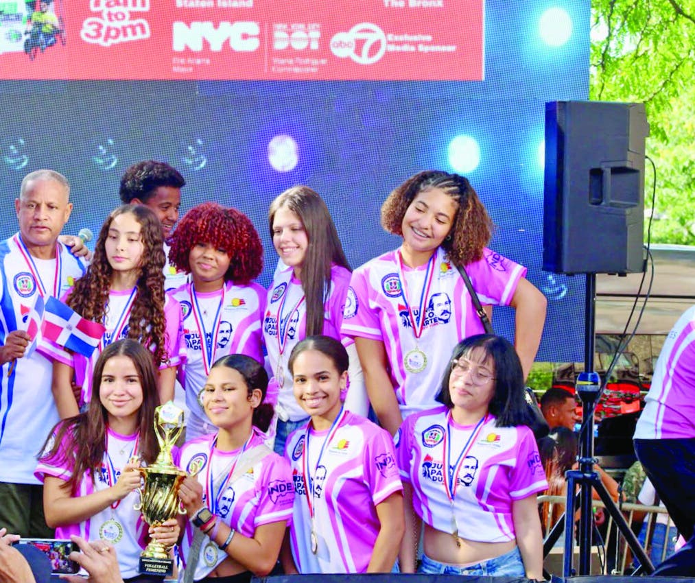 El equipo de voleibol femenino de Manhattan que se coronó campeón en la justa.