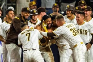 Fernando Tatis Jr. Mantiene en la pelea a los Padres