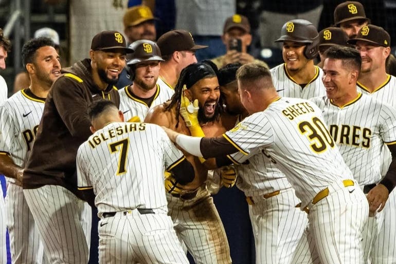 Fernando Tatis Jr. Mantiene en la pelea a los Padres