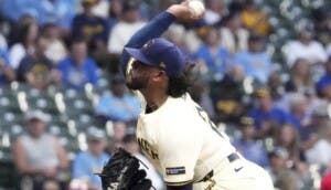 Freddy Peralta con una salida tipo playoffs