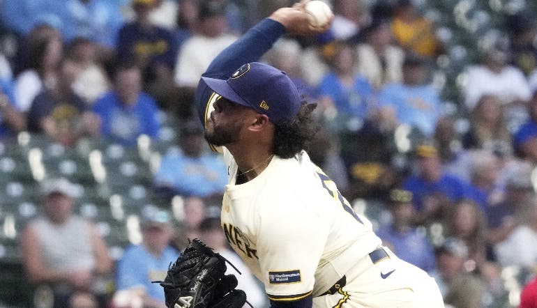 Freddy Peralta con una salida tipo playoffs