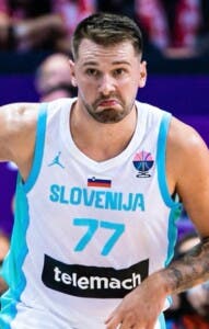 Luka Doncic logra un triple-doble