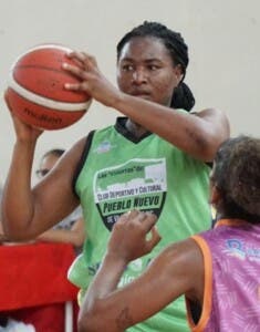 Angie Hodge se crece por Pueblo Nuevo