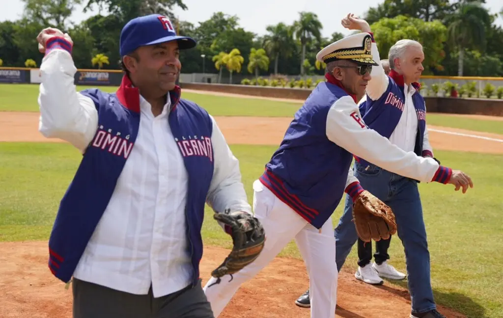 El equipo de República Dominicana levanta la bandera tricolor al superar a Puerto Rico y ganar la medalla de plata.