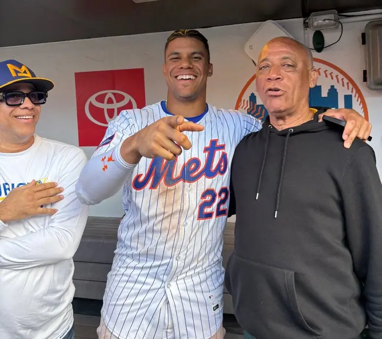 El destacado jugador de los Mets en chercha con José -Boyón- Domínguez y Ruddy Martínez, (Chaguito).