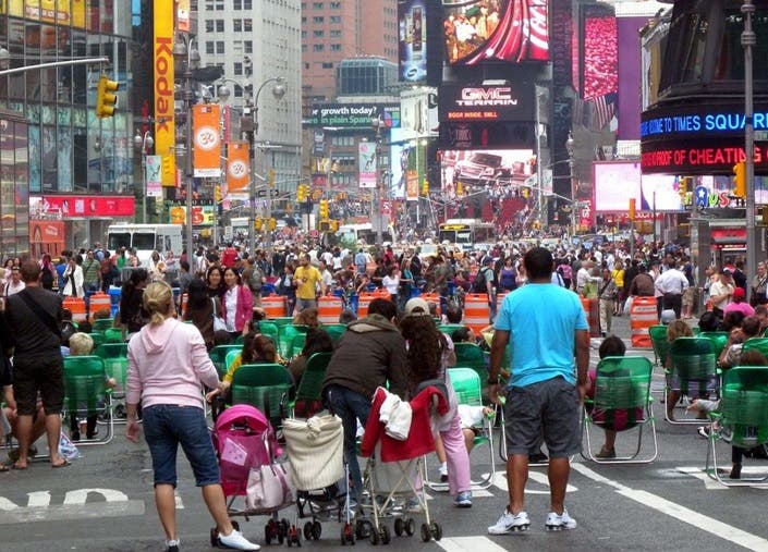Latinos en Times Square este martes