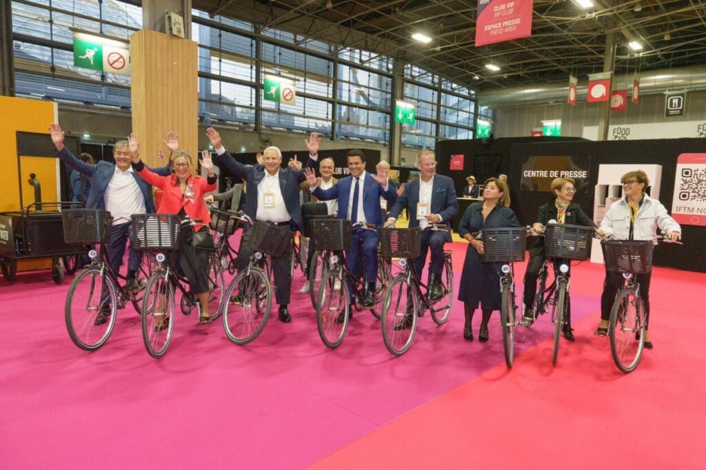 ¡Captado! David Collado llega en bicicleta a la feria Top Resa