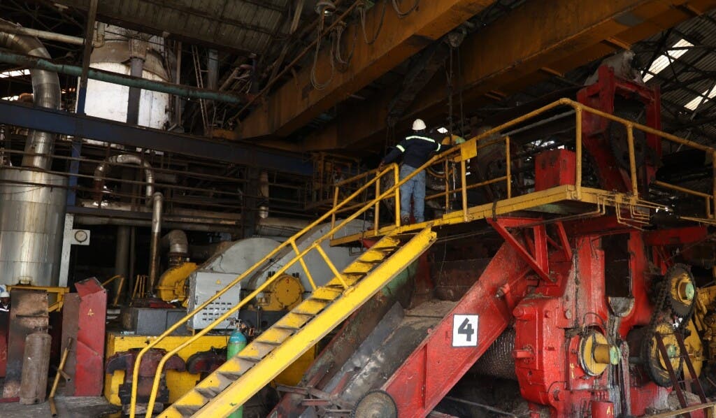 Empleados  supervisan maquinarias del área cuatro del Ingenio Porvenir, en SPM.