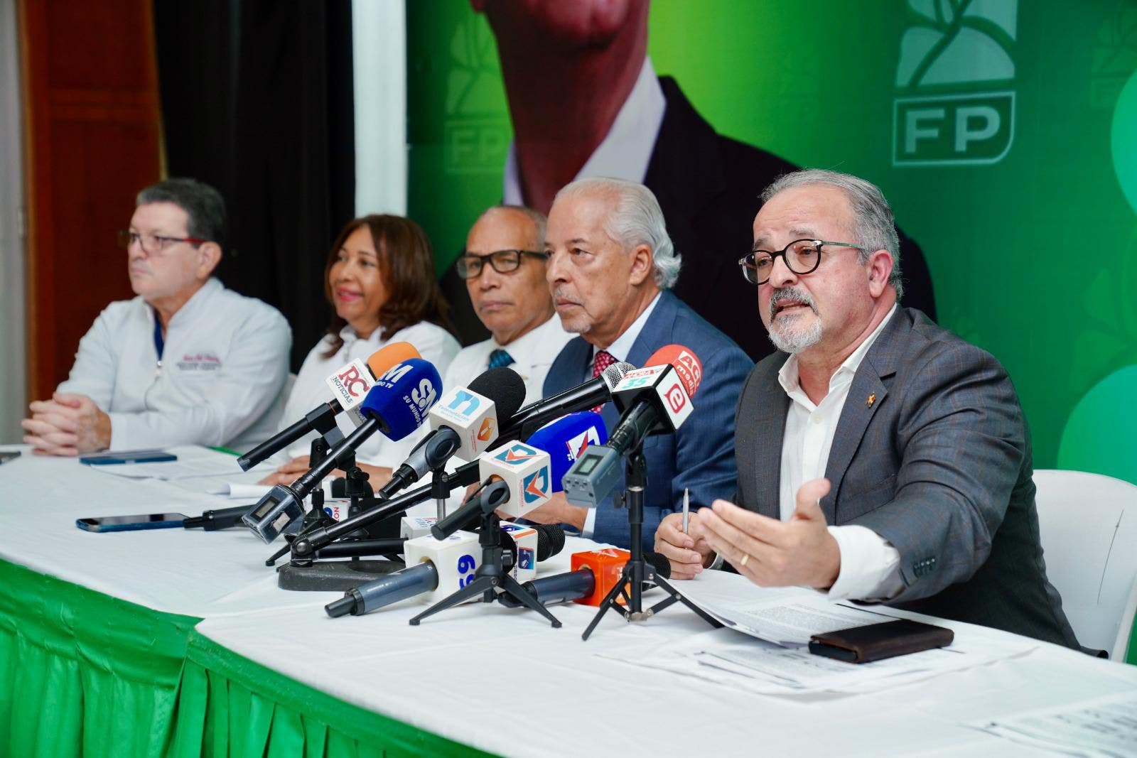 Acusan al Gobierno de violentar seguridad social para cubrir déficits en SeNaSa y Sisalril