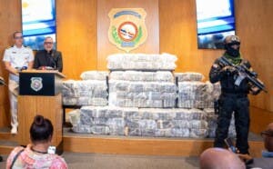 Persecución marítima: autoridades detienen lancha con alijo 448 kilos de cocaína en costa Baní
