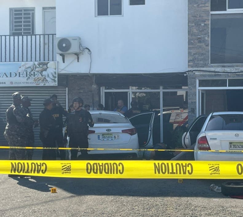 Policía guarda silencio sobre agente herido en tiroteo mortal en Santiago