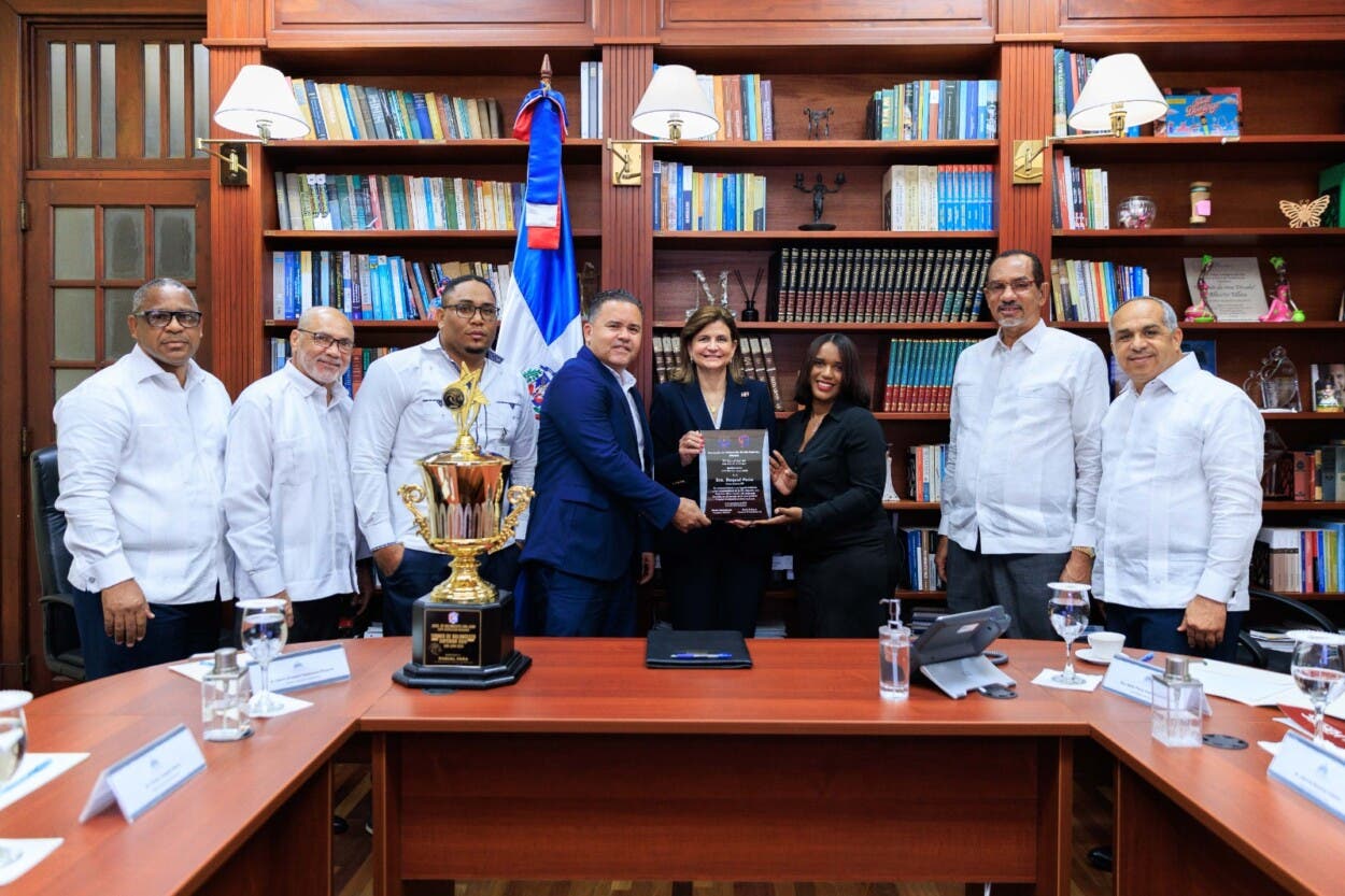 Raquel Peña recibe dedicatoria del XVIII Torneo de Baloncesto Superior de San Juan